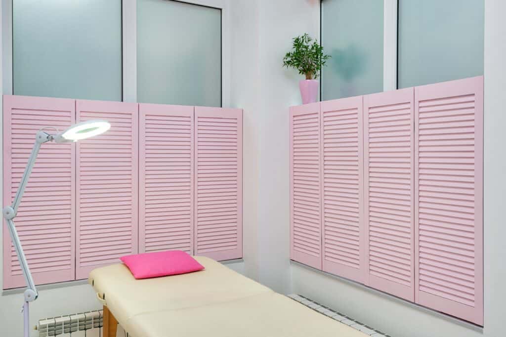 Color wood shutter with invisible tilt rod