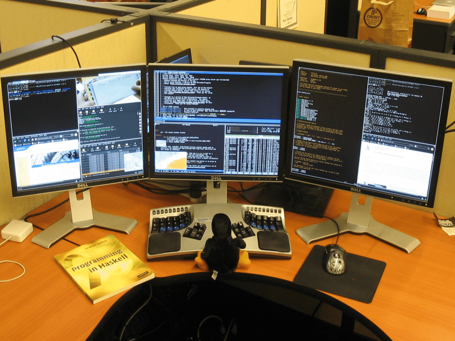 A Complete Guide to Triple Monitor Setup on a Small Desk - The Nature Hero