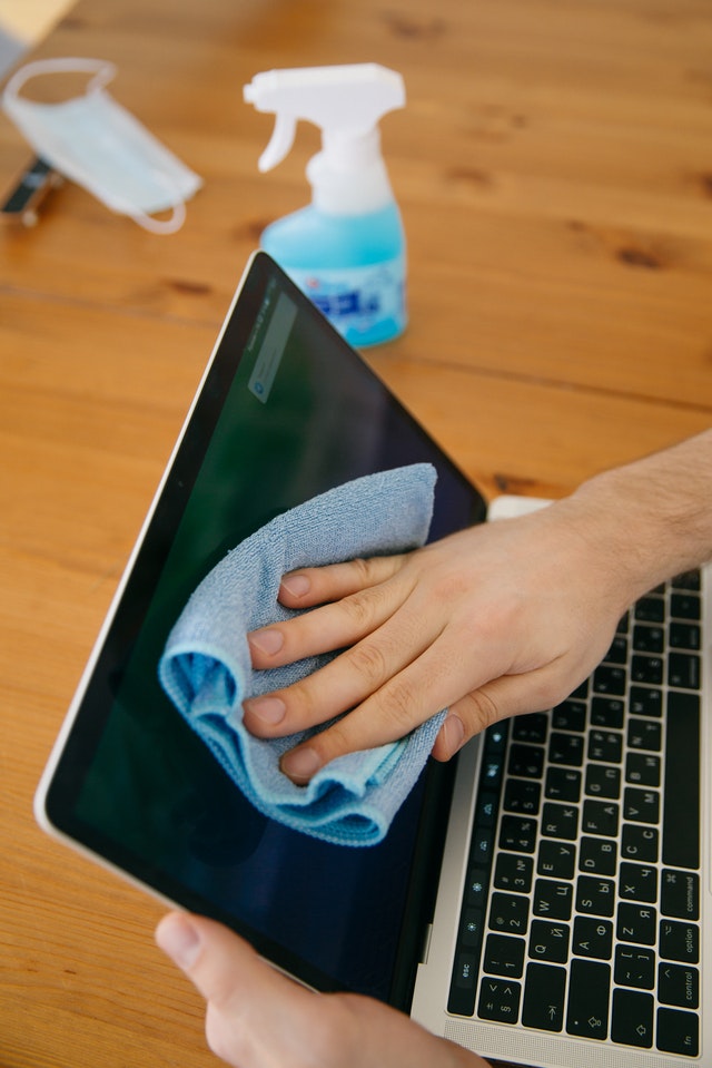 Cleaning screen (Source: Pexels)