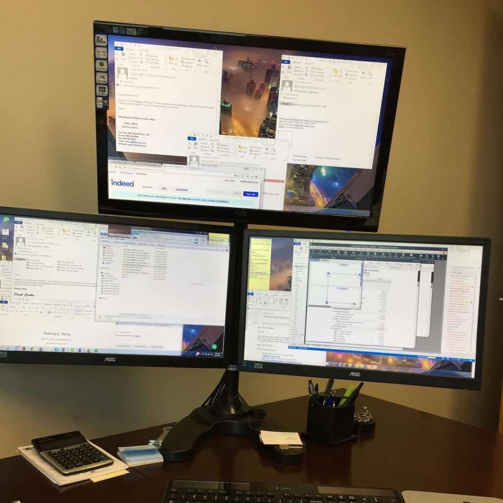 3 monitors connected