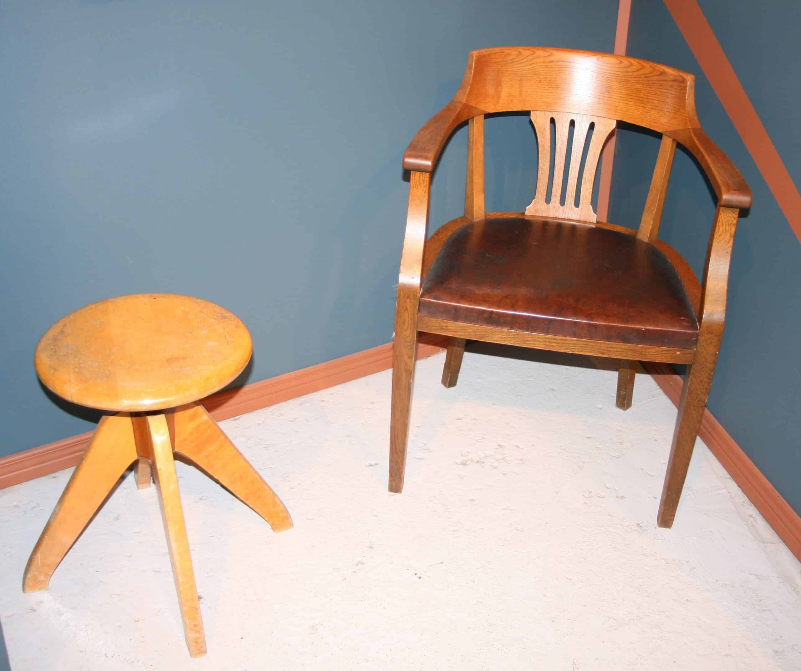 Desk Stool Vs Chair At Emily Ramirez Blog